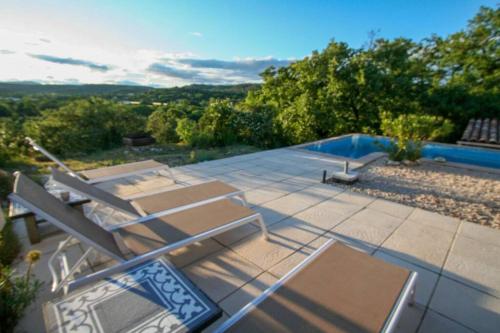 Hill-top haven with private pool and endless views in Belvezet