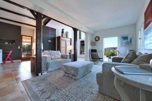 Hill-top haven with private pool and endless views in Belvezet
