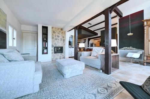 Hill-top haven with private pool and endless views in Belvezet