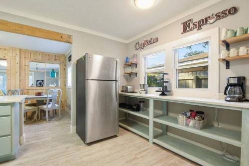 Shady Oaks Beach House With Beautiful Ocean Views! in Gulfport, USA