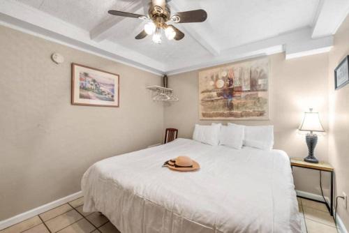 Comfy 1BR By the Beach with Pool and Parking 14
