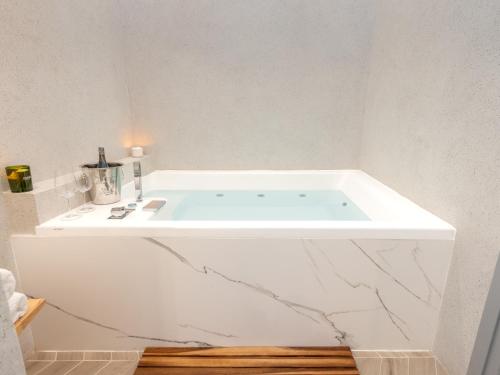 Amphitrite Hotel Room Type - Deluxe Double Room with Spa Bath