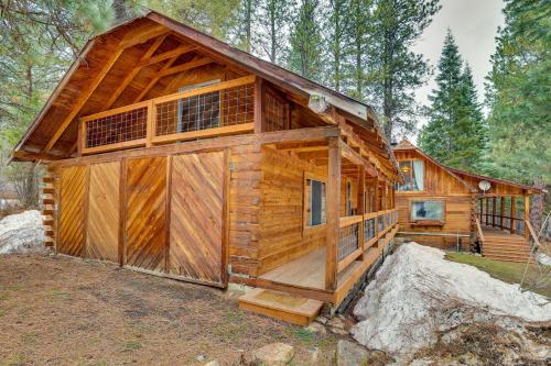 Serene Nature Getaway with Deck and Pool Access!