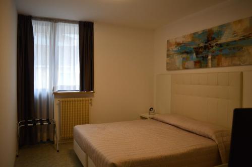 Economy Double Room image 6