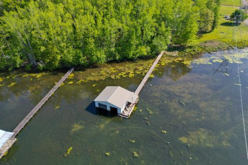 Guntersville Lake Home with Covered Boat Slip! - image 4