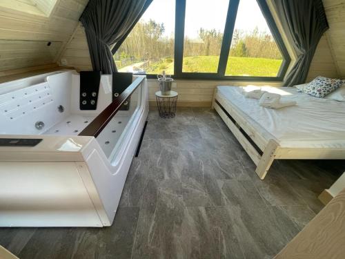 Osada Skoczkowo domki z kominkami, jacuzzi, balią i sauną nad jeziorem