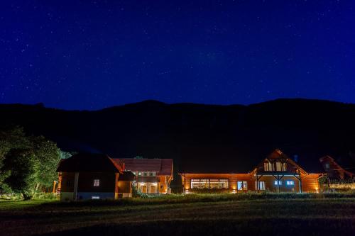 Viesnīcas āriene, House Mrzlin Grad in Vrelo Koreničko