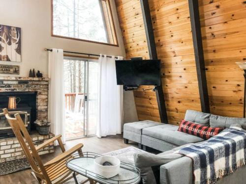Summer Escape Chalet with Pool Access in BLS, Arnold