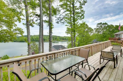 Hot Springs Vacation Rental with Pool Access and Deck!