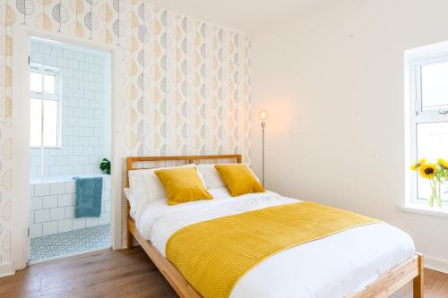 Neighbourhood Bedrooms Room Type - Stylish Room