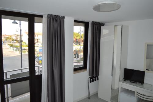 Double Room with Balcony image 7