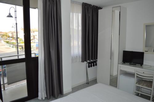 Double Room with Balcony image 5