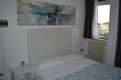 Double Room with Balcony image 6