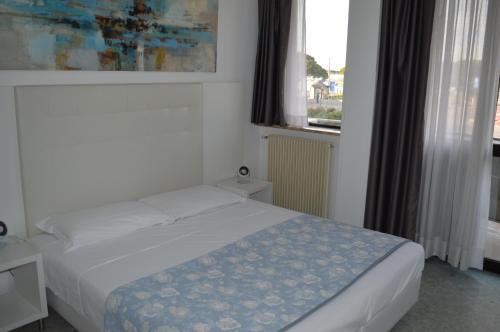 Double Room with Balcony image 3