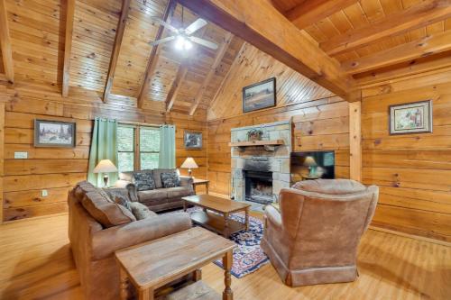 Cabin with Hot Tub about 6 Mi to Downtown Gatlinburg! in Zion Grove (TN)