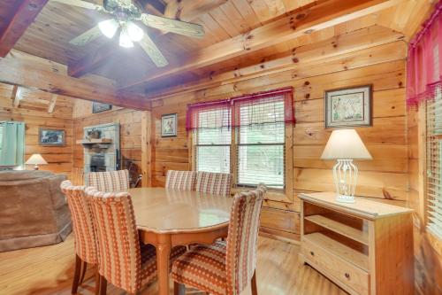 Cabin with Hot Tub about 6 Mi to Downtown Gatlinburg! in Zion Grove (TN)