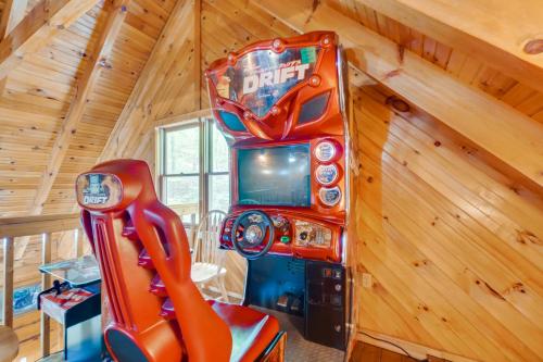 Cabin with Hot Tub about 6 Mi to Downtown Gatlinburg! in Zion Grove (TN)