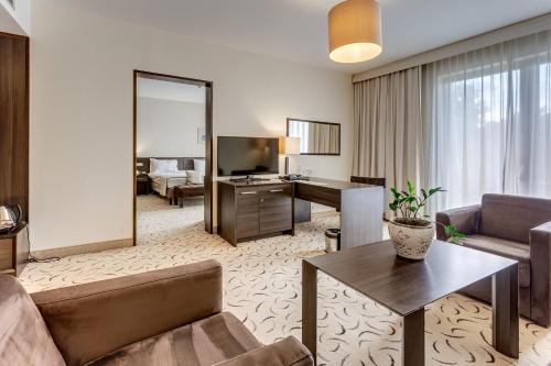 452825637 Holiday Inn Resort Warsaw Józefów by IHG