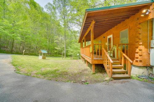Cabin with Hot Tub about 6 Mi to Downtown Gatlinburg! in Zion Grove (TN)