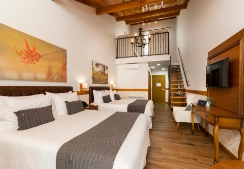 2 queen beds, 2 twin beds
