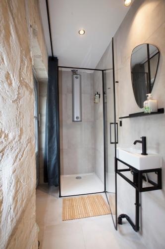 Shower, Le Maje Hostel in Montpellier