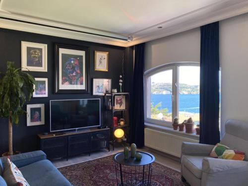 Delightful Apartment with Backyard and Bosphorus View in Uskudar