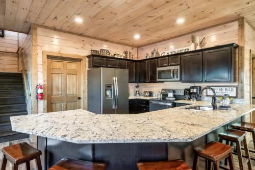 Kitchen, Summer Special, Sleeps 20, Theater, HotTub, Game, Pet Friendly in Pigeon Forge (TN)