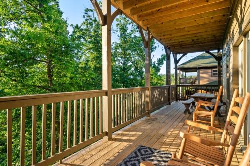 Balcony/terrace, Summer Special, Sleeps 20, Theater, HotTub, Game, Pet Friendly in Pigeon Forge (TN)