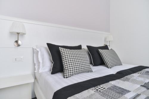 Lata Luxury Rooms - image 11