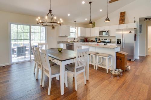 Near Lake Anna Gem with Saltwater Pool and Arcade! Near Lake Anna Gem with Saltwater Pool and Arcade!