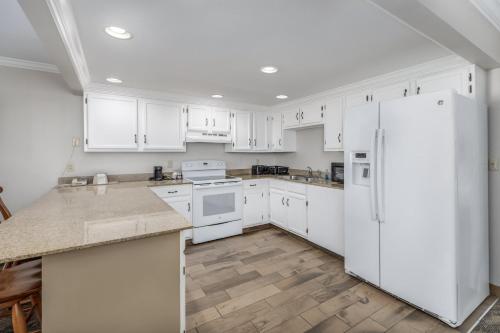 Kitchen, Crossroads Inn & Suites in Gatlinburg