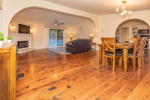 40 Acres w/Waterfalls, Vineyard, Stream, 5 bedroom in Wilkesboro