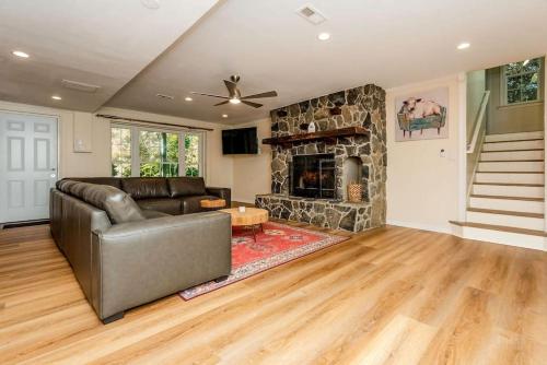 40 Acres w/Waterfalls, Vineyard, Stream, 5 bedroom in Wilkesboro