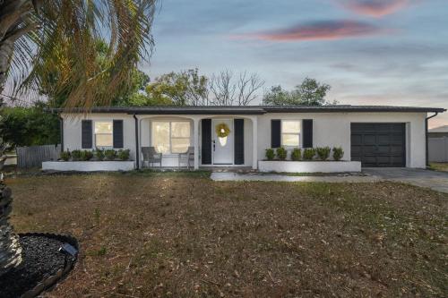 A szálláshely kívülről, Home Near Weeki Wachee, King Bed, Huge Backyard in Spring Hill