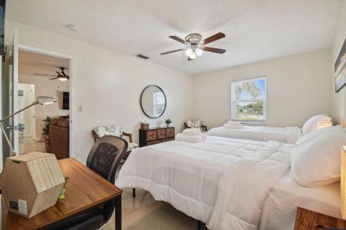 Home Near Weeki Wachee, King Bed, Huge Backyard in Spring Hill, USA