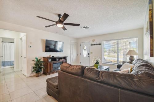 Home Near Weeki Wachee, King Bed, Huge Backyard in Spring Hill