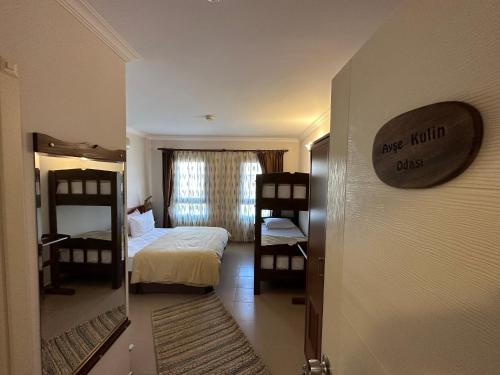 1 double bed, 1 bunk bed