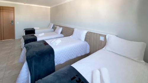 4 twin beds