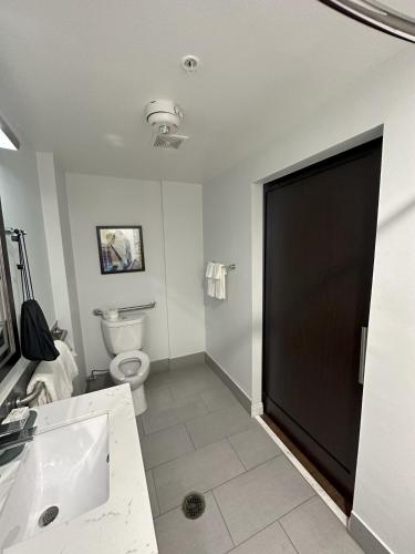 Standard Queen Room with Communications and Mobility Accessible Tub