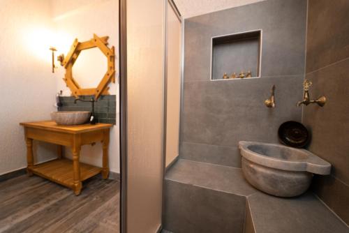 Deluxe Suite with Sea View image 4
