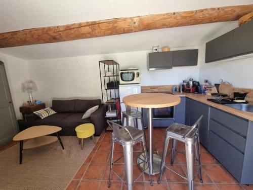 villa avec studio indépendant et piscine (villa avec studio independant et piscine) in Jonquieres (Provence-Alpes-Cote d'Azur)