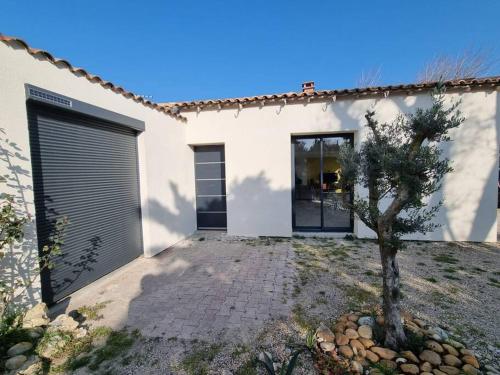 villa avec studio indépendant et piscine (villa avec studio independant et piscine) in Jonquieres (Provence-Alpes-Cote d'Azur)