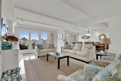 Spectacular Beachfront Property! Shared pools & jacuzzi - image 3