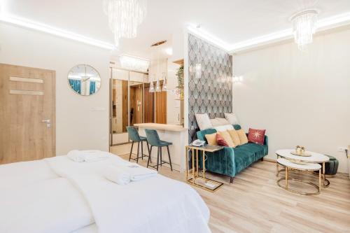 Shining Feather Studio, Budapest
