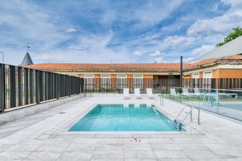 Swimming pool, Holiday Inn Express Madrid Airport in Barajas