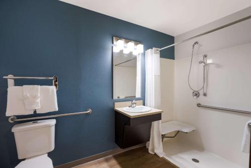 WoodSpring Suites Orlando North - Maitland - 화장실