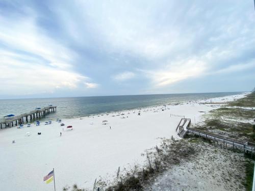Emerald Skye 52 by ALBVR - Beautifully decorated beachfront condo in Orange Beach (AL)