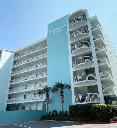 Emerald Skye 52 by ALBVR - Beautifully decorated beachfront condo in Orange Beach (AL)