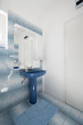 Studio with Balcony and Sea View image 9