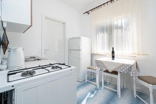 Studio with Balcony and Sea View image 4